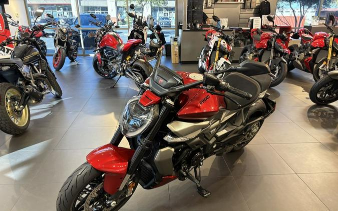 2026 Ducati XDiavel V4 Burning Red