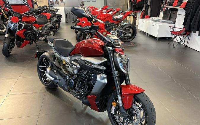 2026 Ducati XDiavel V4 Burning Red