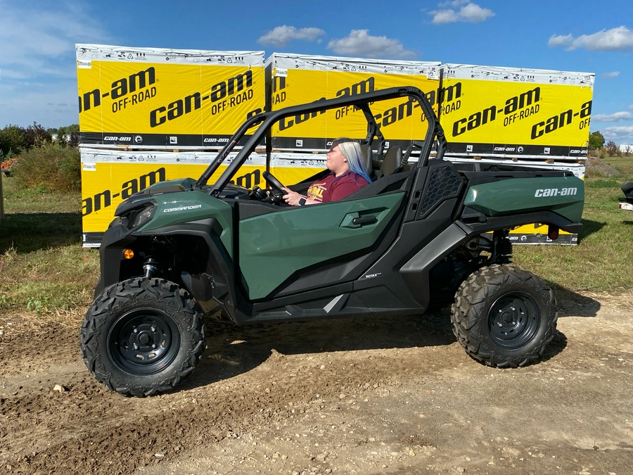 2023 Can-Am Commander DPS 700