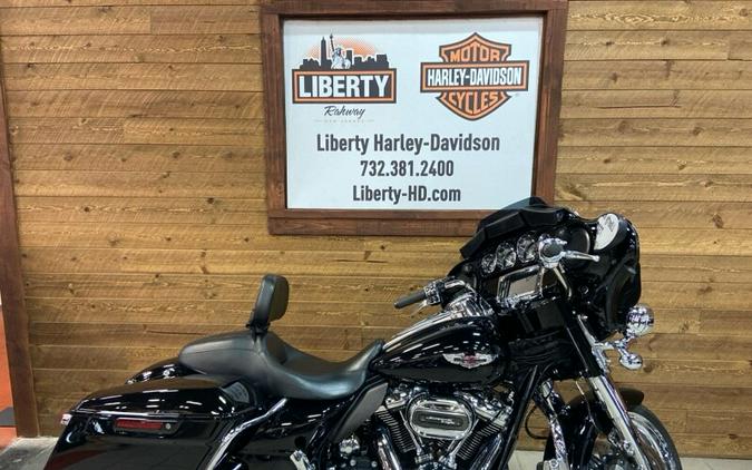 2017 Harley-Davidson Street Glide Special Vivid Black FLHXS