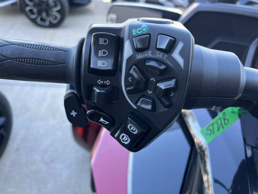 2016 Can-Am Spyder F3 T 6-Speed Semi-Automatic (SE6) Radio