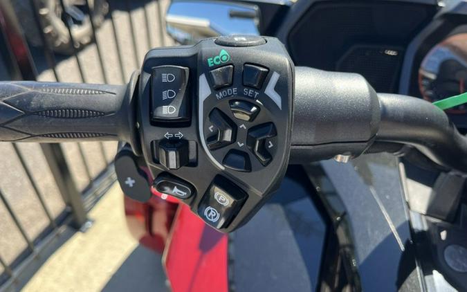 2016 Can-Am Spyder F3 T 6-Speed Semi-Automatic (SE6) Radio