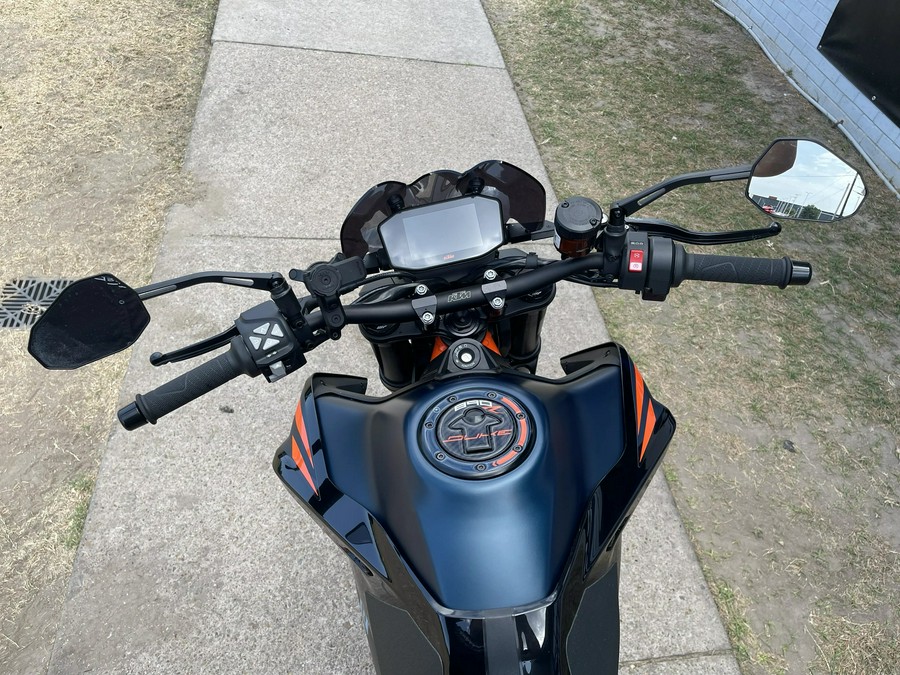 2023 KTM 890 Duke R