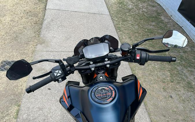 2023 KTM 890 Duke R