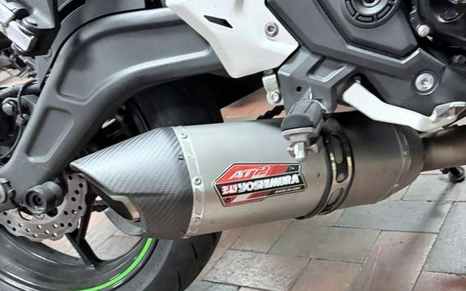 2022 Kawasaki Ninja® 650 ABS Pearl Robotic White/Metallic Carbon Gray