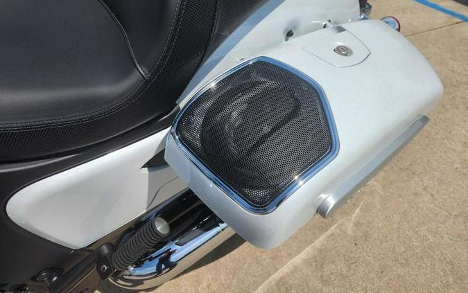 2025 Indian Motorcycle® Challenger® Limited 112 w/PowerBand Audio Ghost White Metallic with Black M