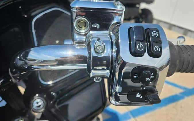 2025 Indian Motorcycle® Challenger® Limited 112 w/PowerBand Audio Ghost White Metallic with Black M