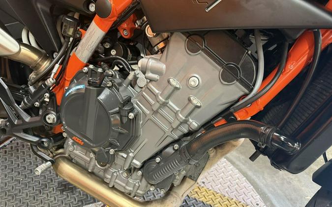 2022 KTM Duke 890 R