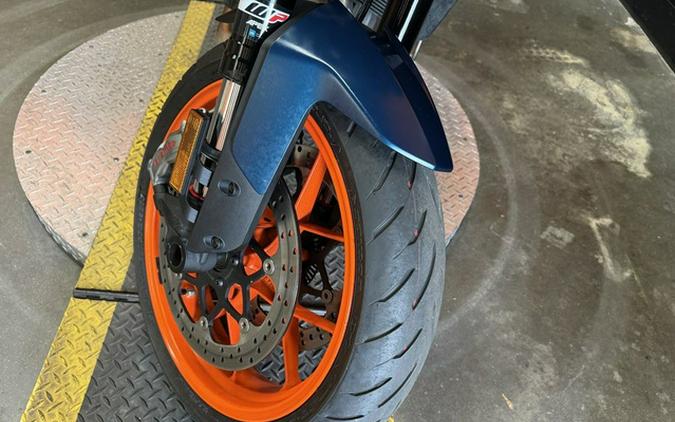 2022 KTM Duke 890 R