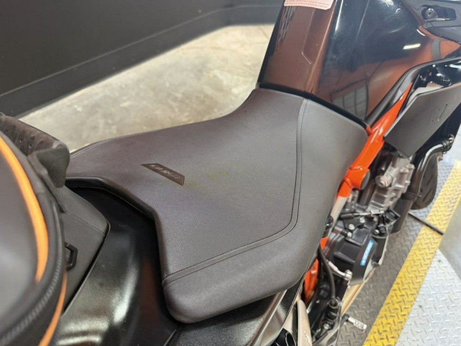 2022 KTM Duke 890 R