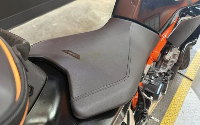 2022 KTM Duke 890 R