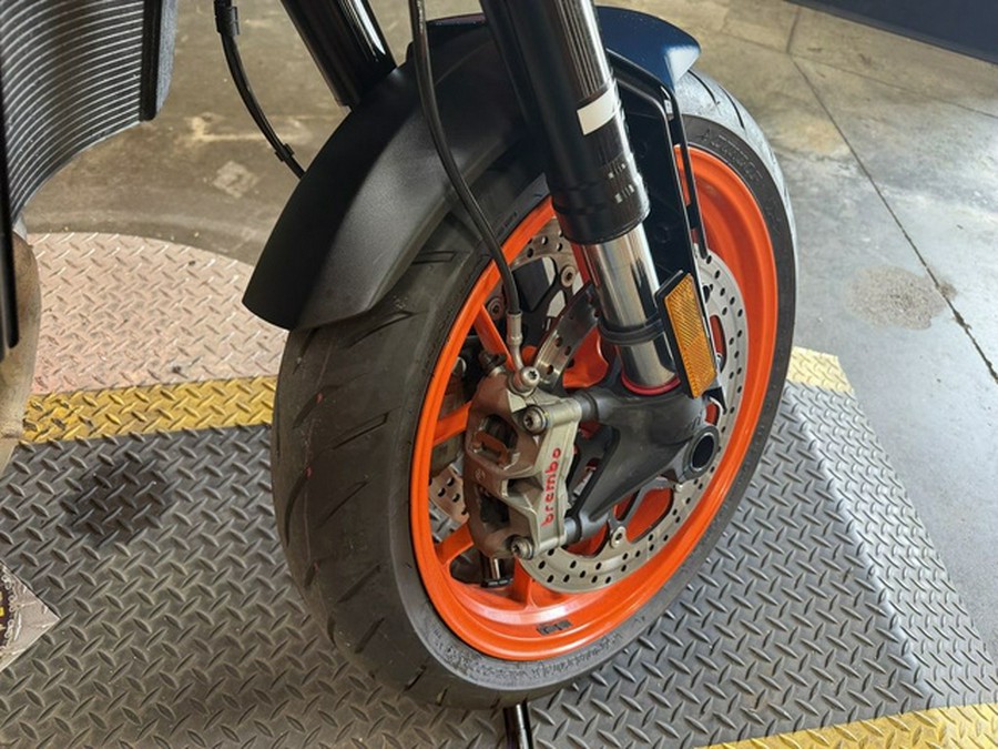 2022 KTM Duke 890 R