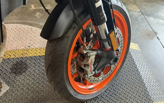 2022 KTM Duke 890 R