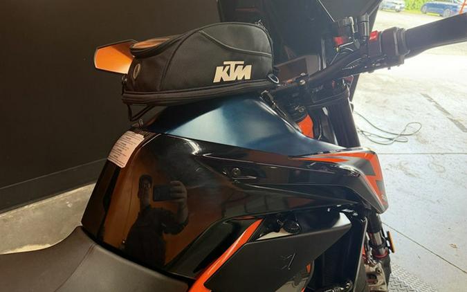 2022 KTM Duke 890 R