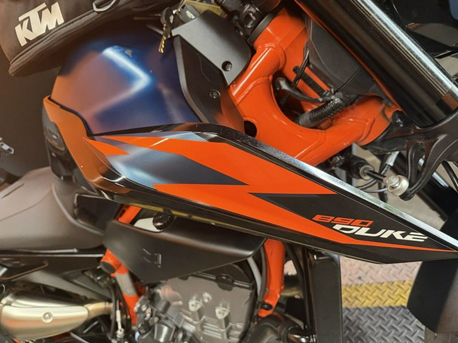 2022 KTM Duke 890 R