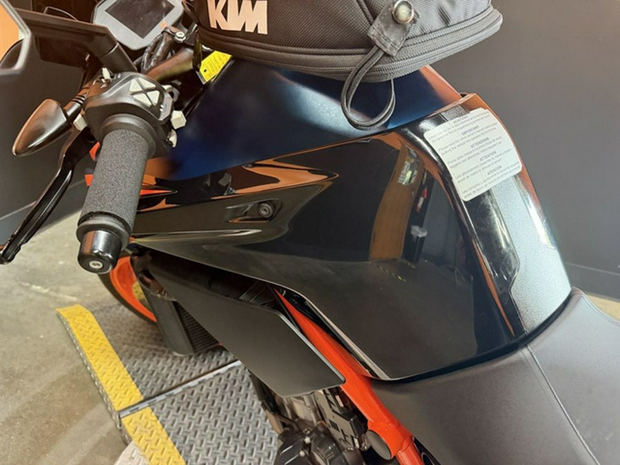 2022 KTM Duke 890 R