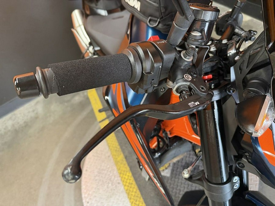2022 KTM Duke 890 R