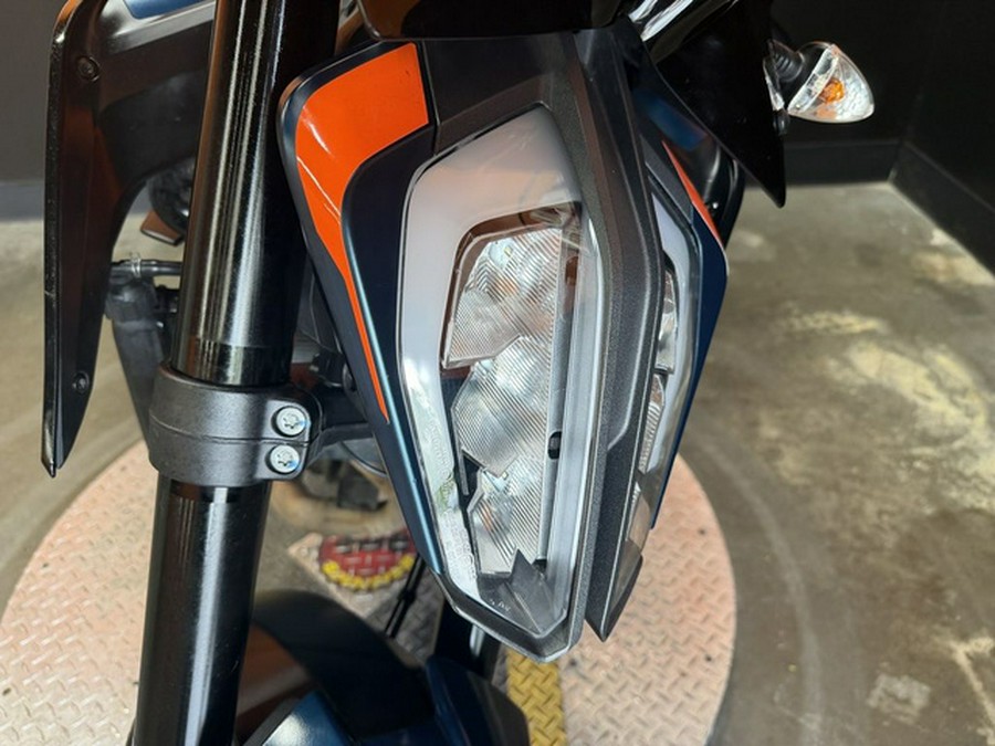 2022 KTM Duke 890 R