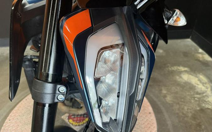 2022 KTM Duke 890 R