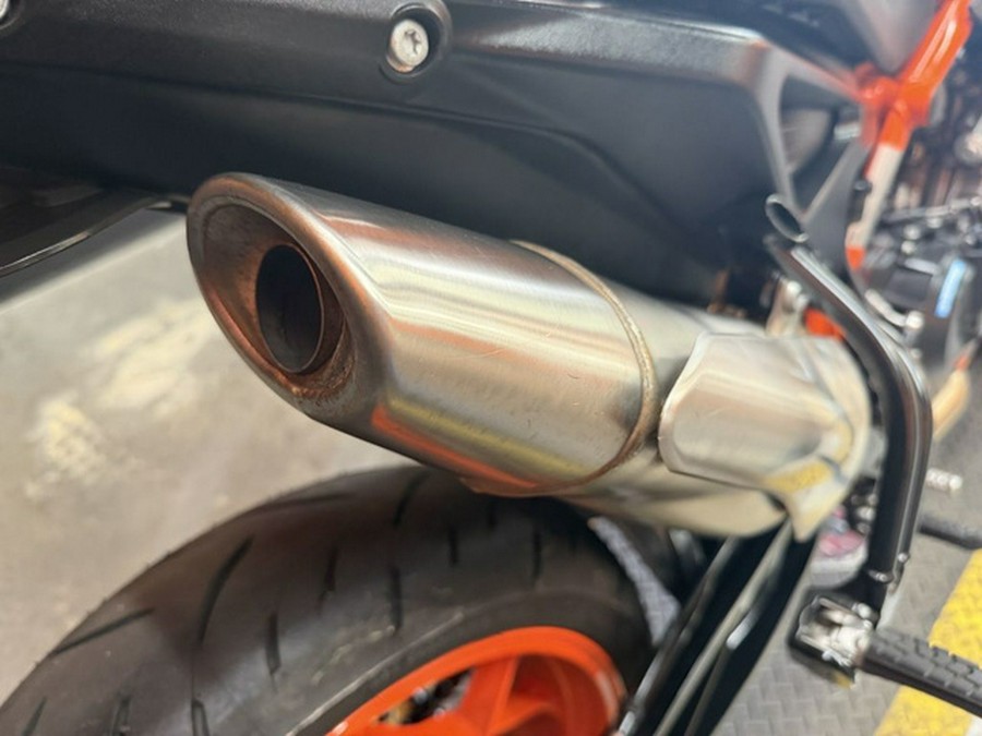 2022 KTM Duke 890 R