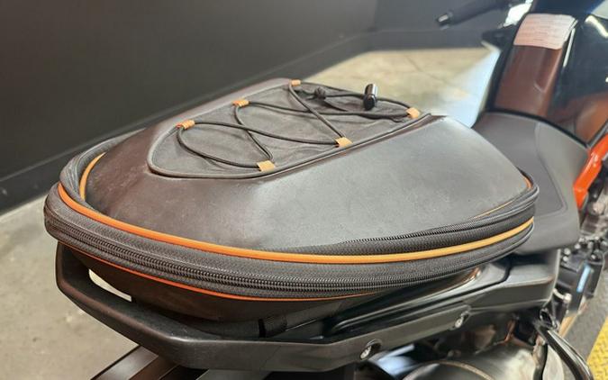 2022 KTM Duke 890 R