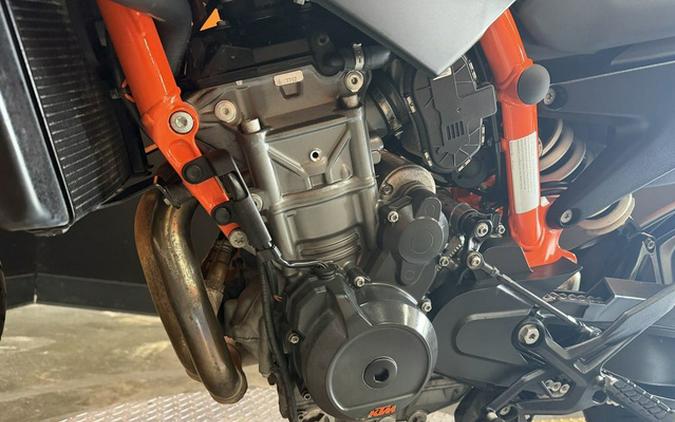 2022 KTM Duke 890 R