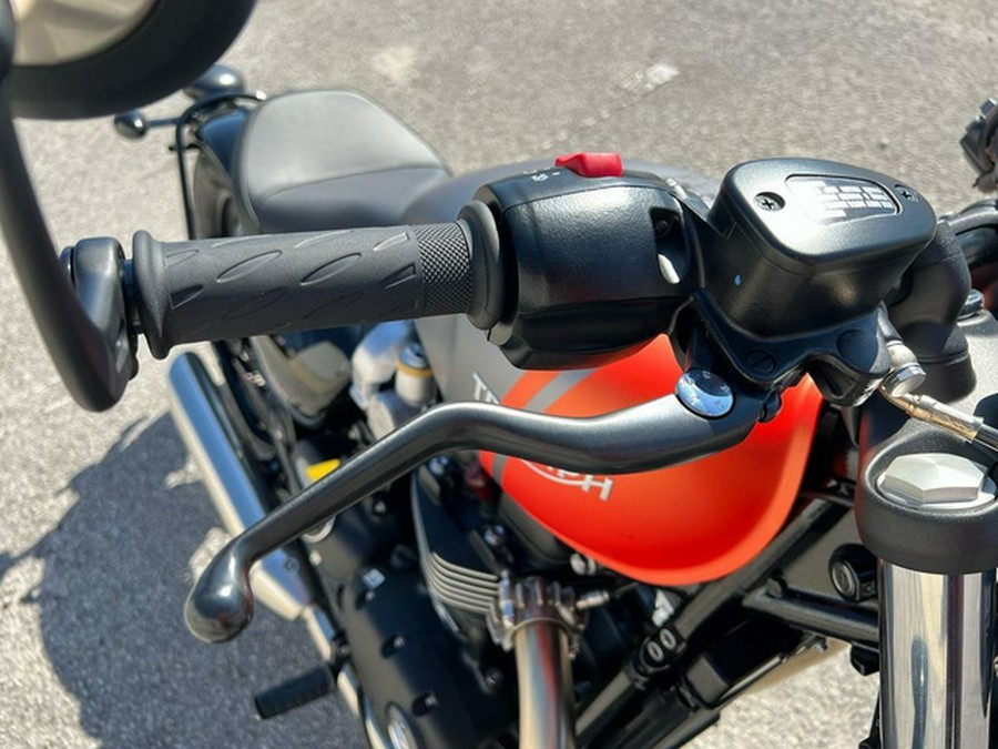 2025 Triumph Bonneville Bobber Matte Graphite/Matte Baja Orange