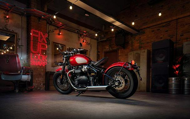 2022 Triumph Bonneville Bobber Gold Line