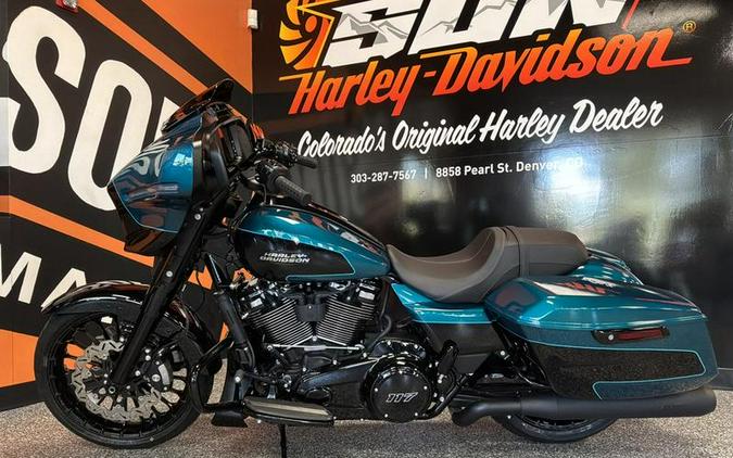2026 Harley-Davidson® FLHX - Street Glide Turbine Blackout