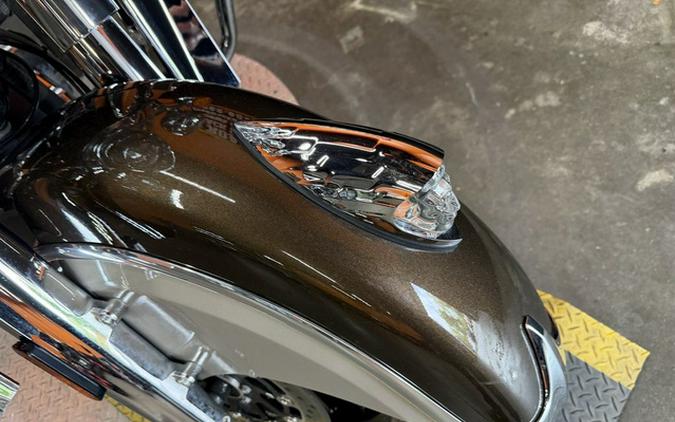 2023 Indian Springfield Bronze Pearl Metallic / Silver Quartz Metallic
