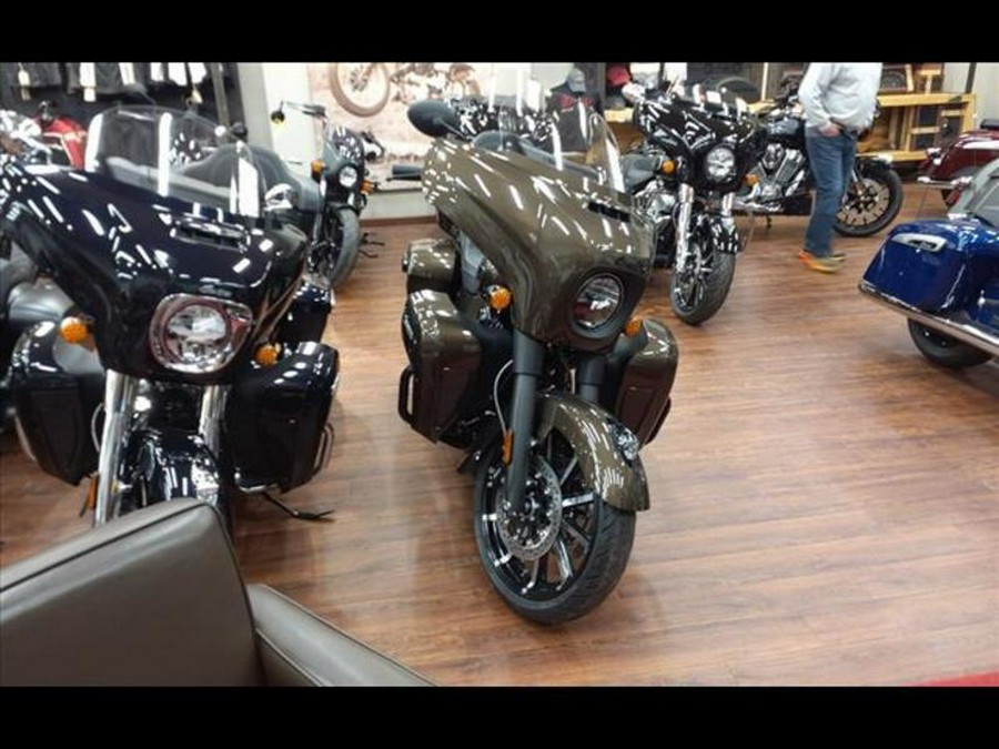 2023 Indian Motorcycle® Roadmaster® Black Metallic