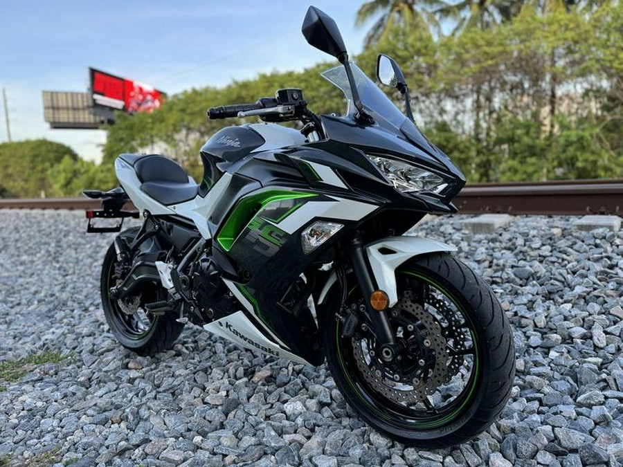 2022 Kawasaki Ninja® 650 ABS Pearl Robotic White/Metallic Carbon Gray