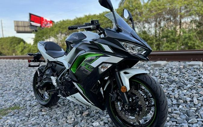 2022 Kawasaki Ninja® 650 ABS Pearl Robotic White/Metallic Carbon Gray