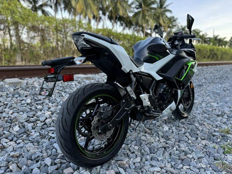 2022 Kawasaki Ninja® 650 ABS Pearl Robotic White/Metallic Carbon Gray