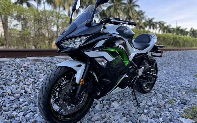 2022 Kawasaki Ninja® 650 ABS Pearl Robotic White/Metallic Carbon Gray