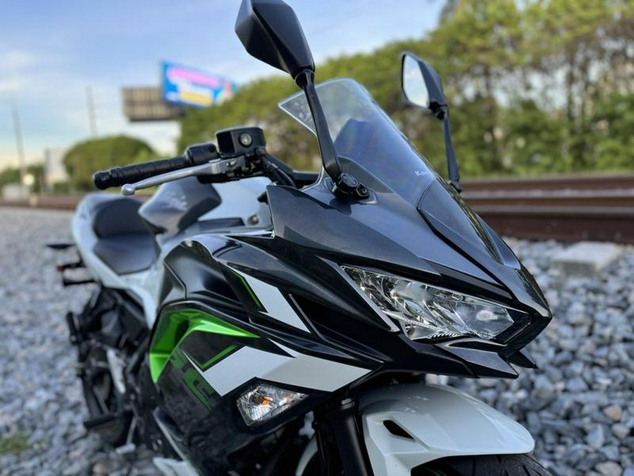 2022 Kawasaki Ninja® 650 ABS Pearl Robotic White/Metallic Carbon Gray