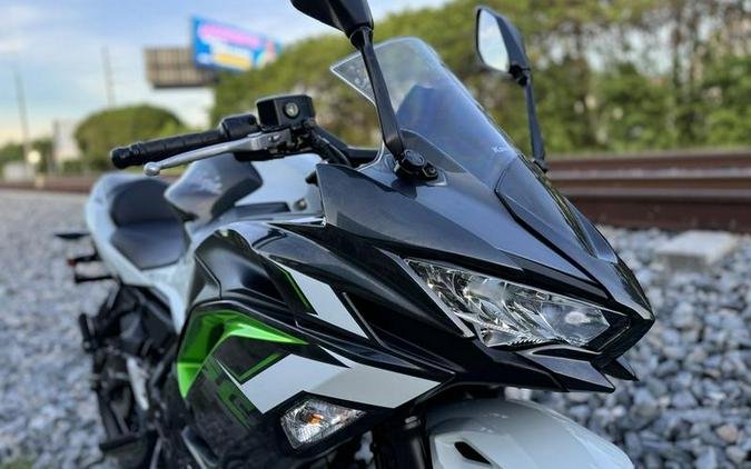 2022 Kawasaki Ninja® 650 ABS Pearl Robotic White/Metallic Carbon Gray