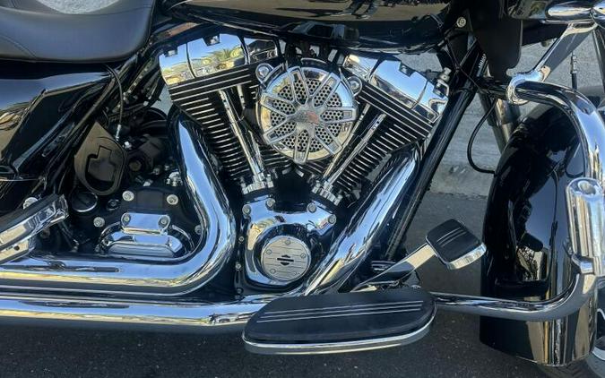 2013 Harley-Davidson® Road Glide® Custom BLACK W/ PINSTRIPE