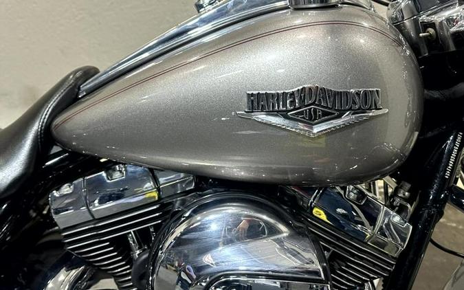 2016 Harley-Davidson® Road King® BILLET SILVER W/PINSTRIPE