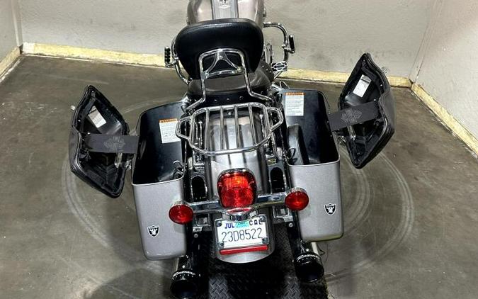 2016 Harley-Davidson® Road King® BILLET SILVER W/PINSTRIPE