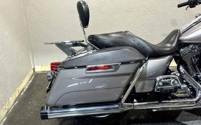 2016 Harley-Davidson® Road King® BILLET SILVER W/PINSTRIPE