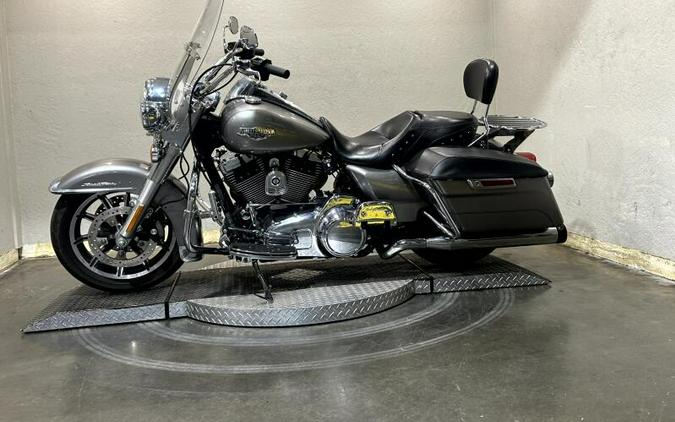 2016 Harley-Davidson® Road King® BILLET SILVER W/PINSTRIPE