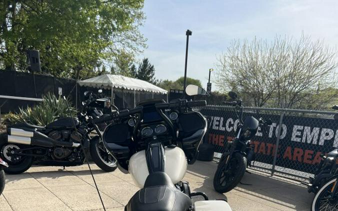 2022 Harley-Davidson Road Glide Special White Sand Pearl