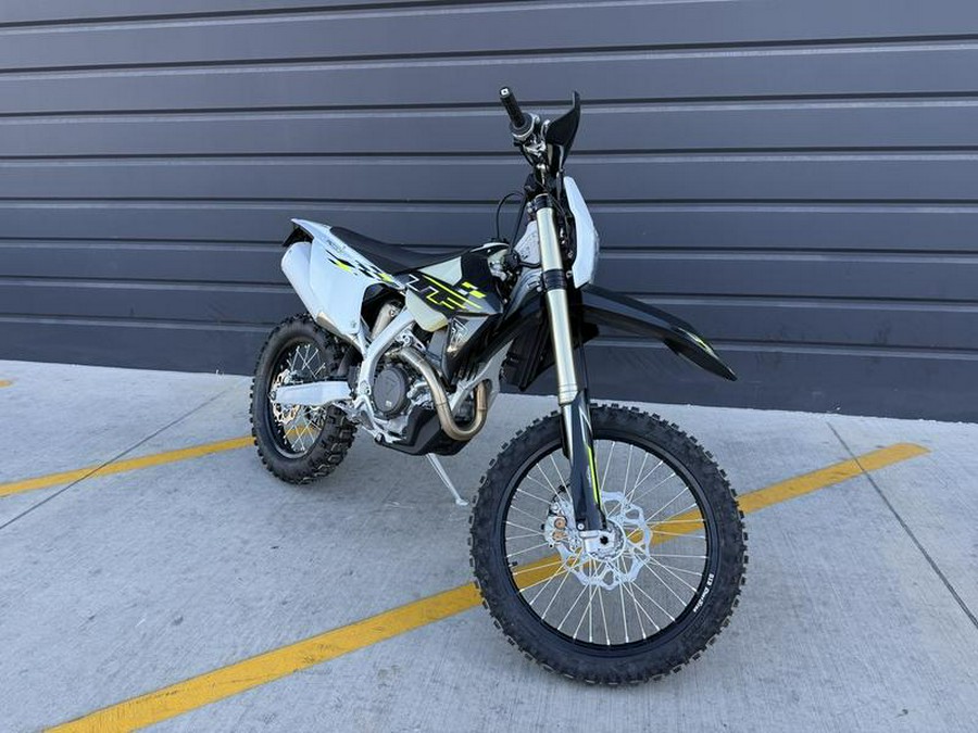 2026 Triumph TF 450-E Jet Black/Pure White