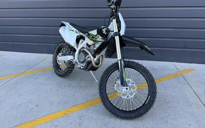 2026 Triumph TF 450-E Jet Black/Pure White