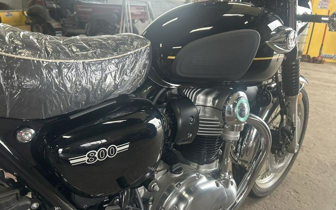 2025 Kawasaki METALLIC BRILLIANT GOLDEN BLACK/EBONY W800 ABS