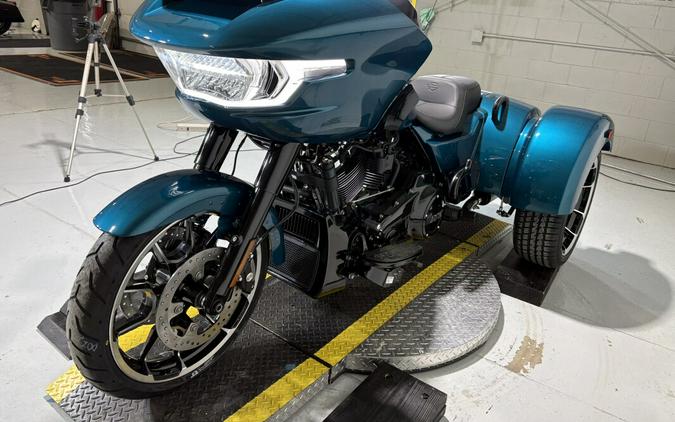 2026 Harley-Davidson® Road Glide 3 Teal Thunder Finish Black