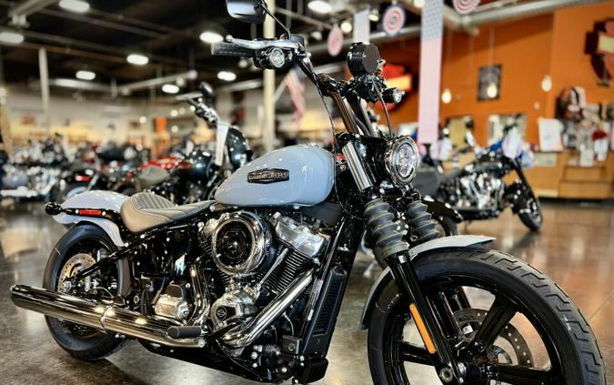 2026 Harley-Davidson® Street Bob® Dark Billiard Gray Chrome Cast Wheels