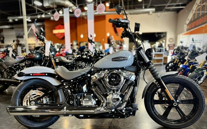 2026 Harley-Davidson® Street Bob® Dark Billiard Gray Chrome Cast Wheels