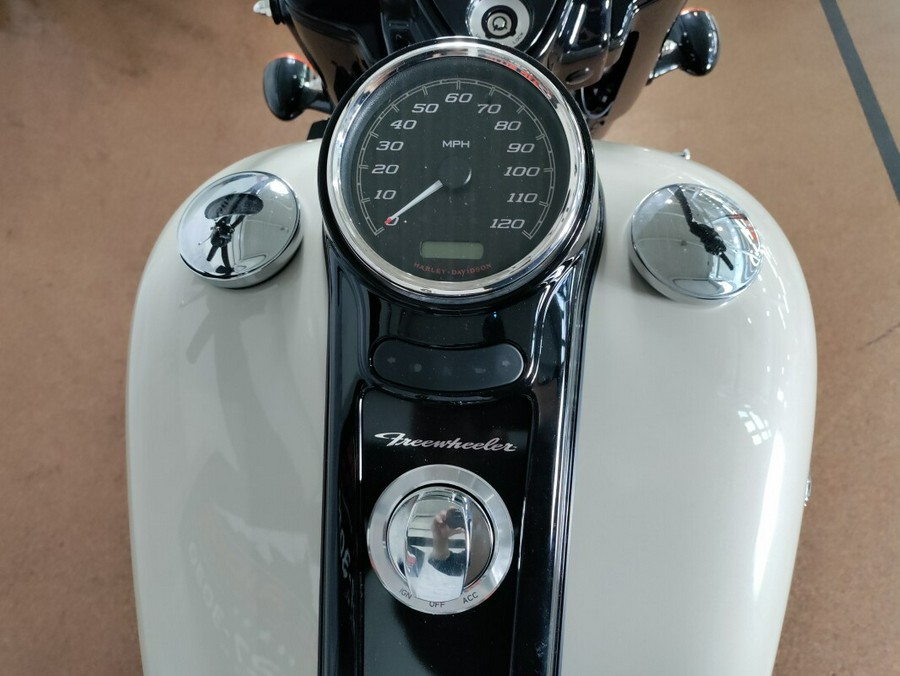 2023 Harley-Davidson Freewheeler White Sand Pearl